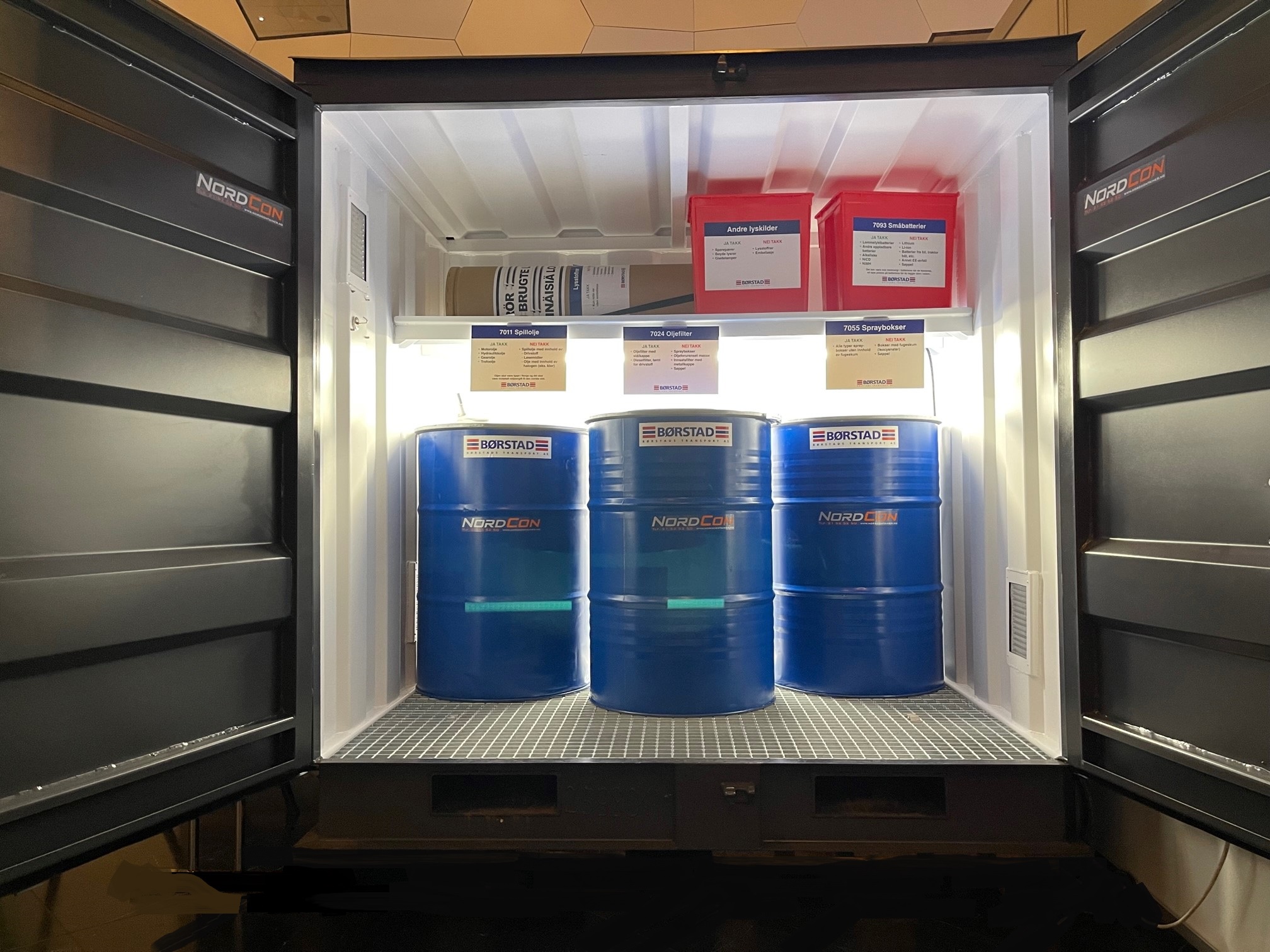 Miljøcontainer åpen med innhold