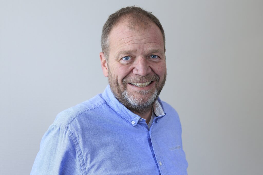 bildet viser en mann som smiler