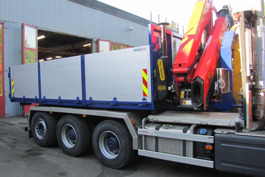 alu-flak-med-forntmontert-kran