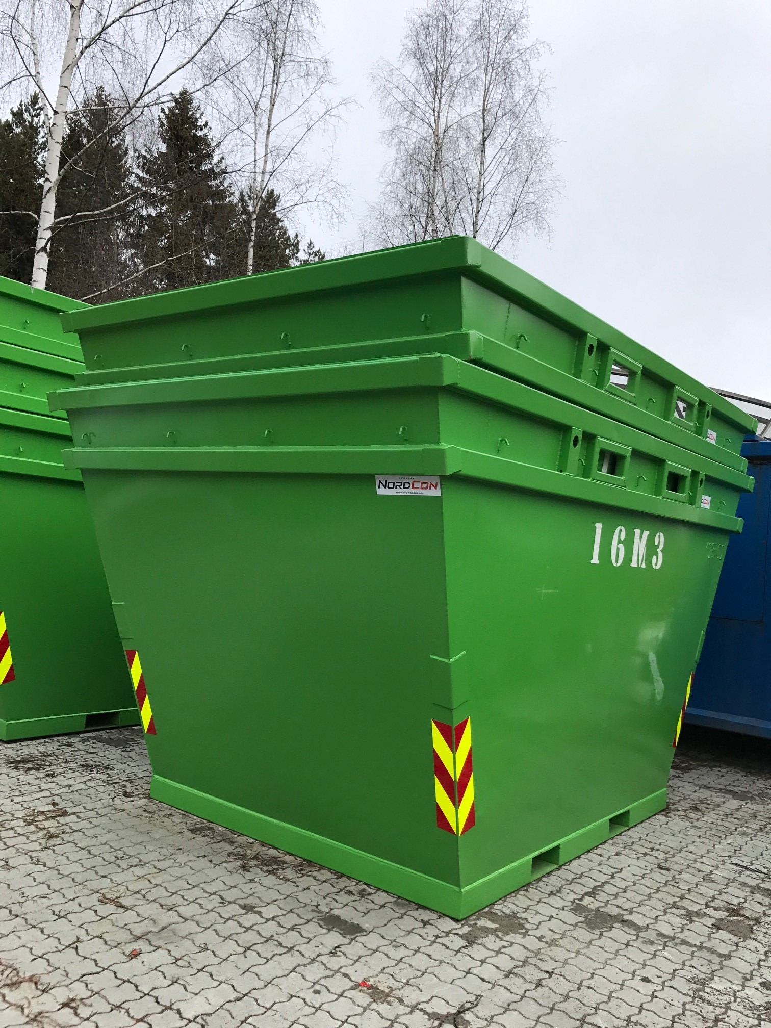 Bilde av grønne skrapkasser