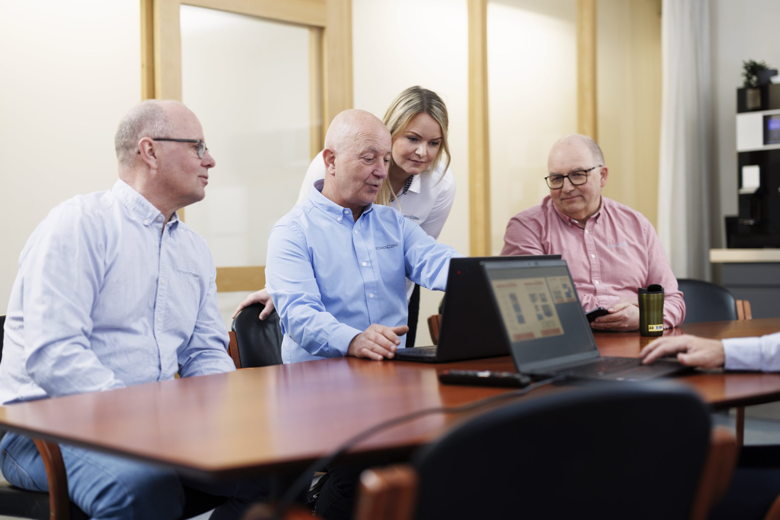 Bilde av ansatte i Nordcon som ser på containerløsninger for avfallsbransjen