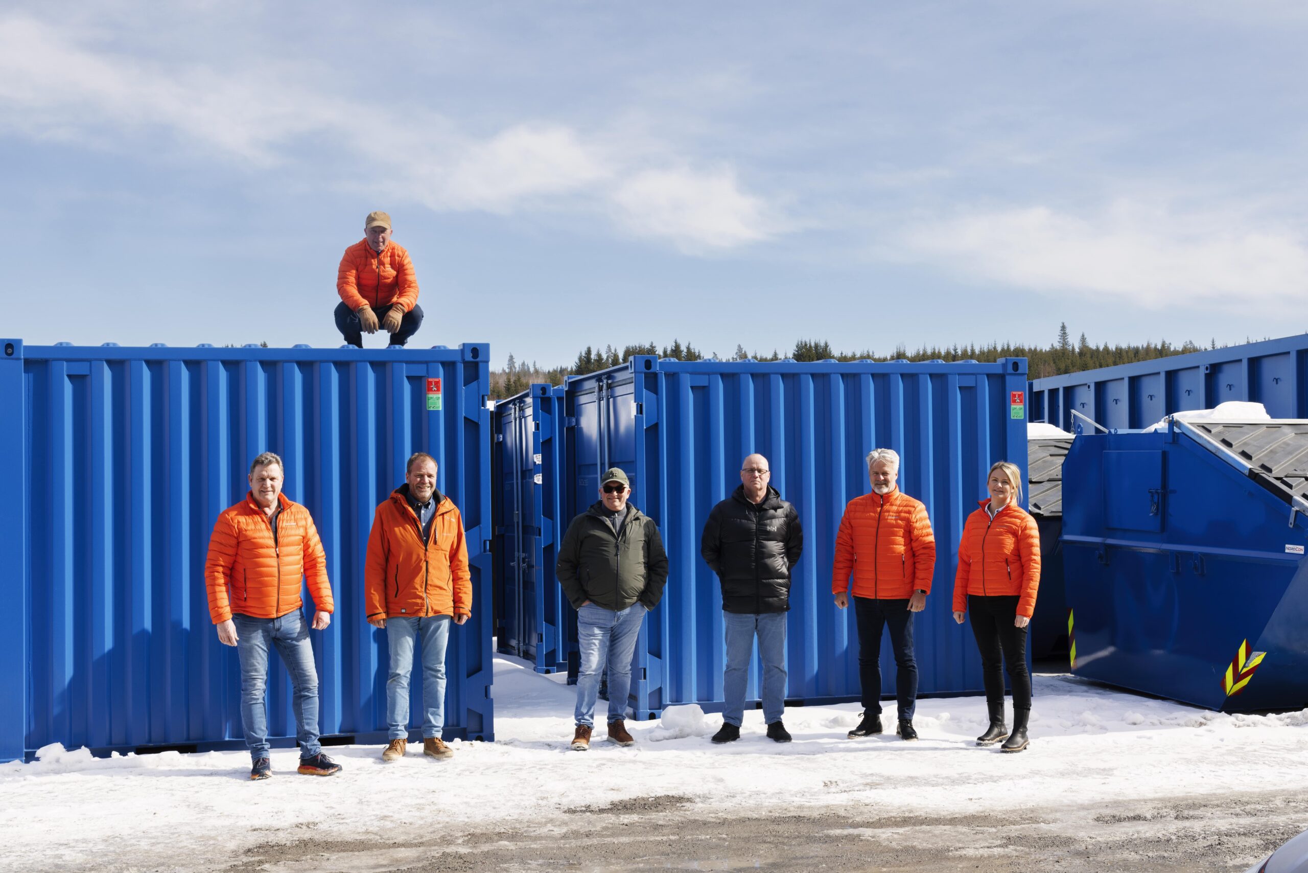 Våre ansatte ved vårt lager der vi har containere du kan hente på dagen