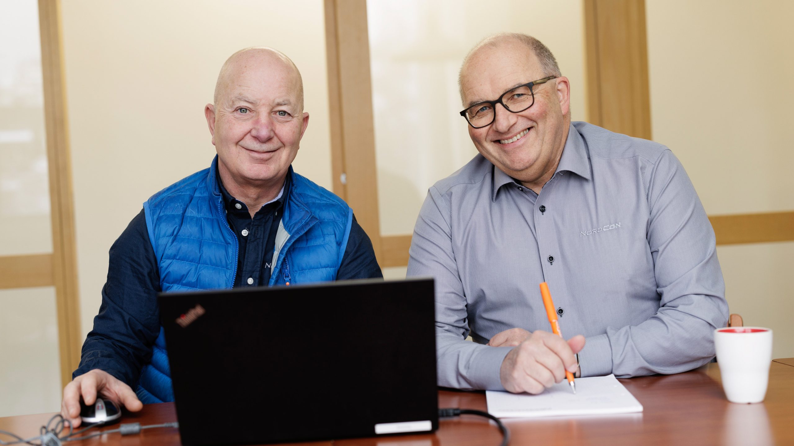 Bildet viser to ansatte hos Nordcon